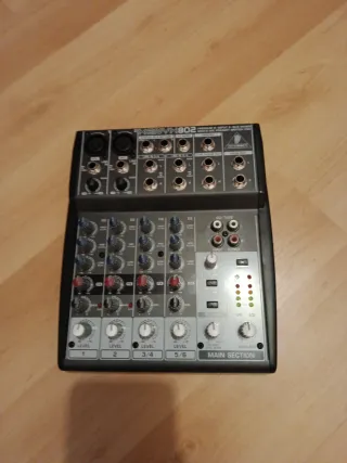 Mixer Behringer Xenyx 802, nella sua confezione.