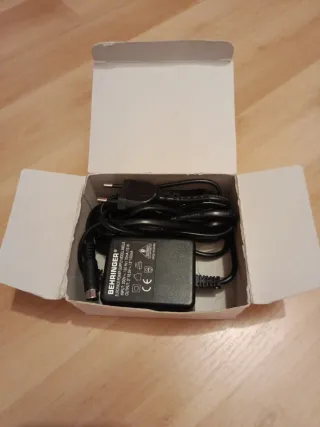 Mixer Behringer Xenyx 802, nella sua confezione.