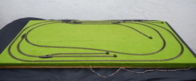 Maqueta de trenes con vías y desvíos