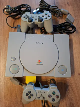 PlayStation 1 (PS1) con 2 mandos y juegos