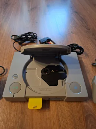 PlayStation 1 (PS1) con 2 mandos y juegos