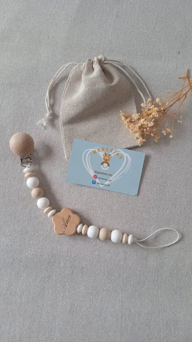 Chupetero personalizado: nombre grabado en madera