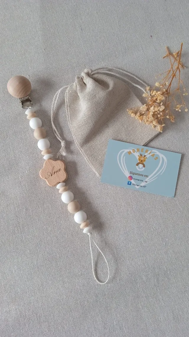 Chupetero personalizado: nombre grabado en madera