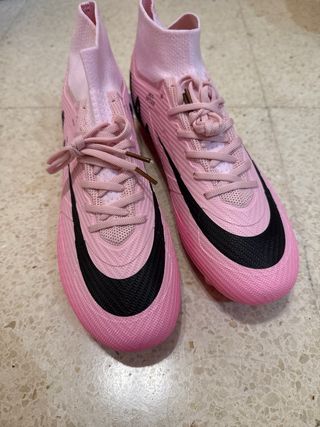 Botas de fútbol rosas y negras