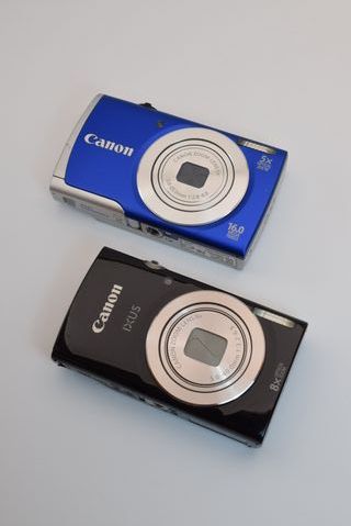 Fotocamere blu e nere Canon Ixus e Powershot