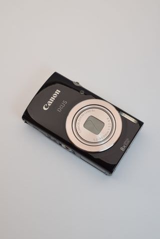 Fotocamere blu e nere Canon Ixus e Powershot