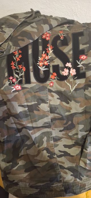 Chaqueta Camuflaje con Flores Bordadas