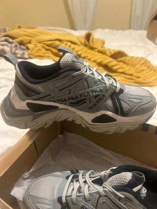 Zapatillas Fila grises y blancas