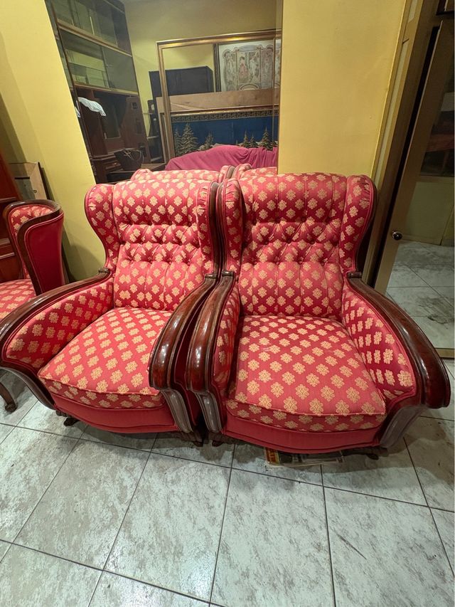 Sillones orejeros capitoné rojos y dorados