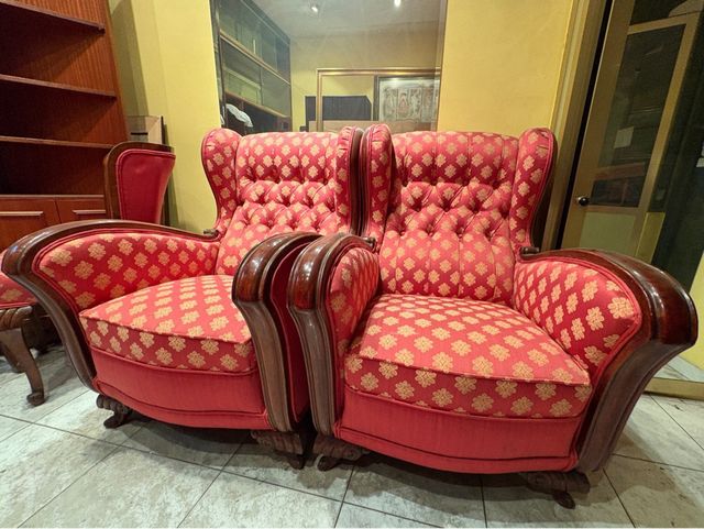 Sillones orejeros capitoné rojos y dorados