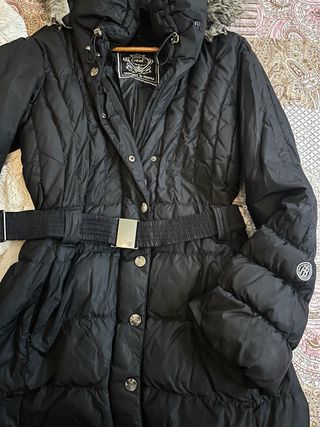 Chaquetón negro con cinturón y capucha