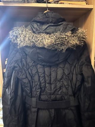 Chaquetón negro con cinturón y capucha