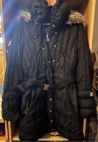 Chaquetón negro con cinturón y capucha