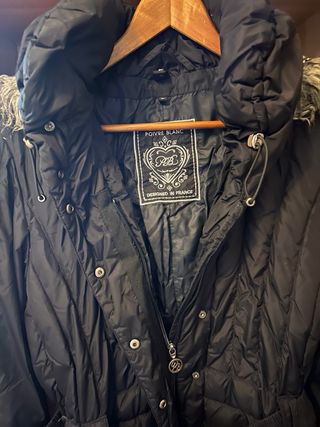 Chaquetón negro con cinturón y capucha