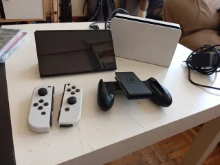 Nintendo Switch OLED
Con due giochi