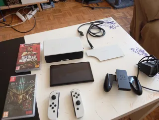 Nintendo Switch OLED
Con due giochi