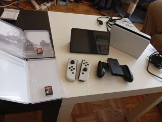 Nintendo Switch OLED
Con due giochi