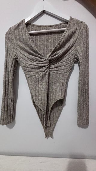 Body beige de manga larga con nudo