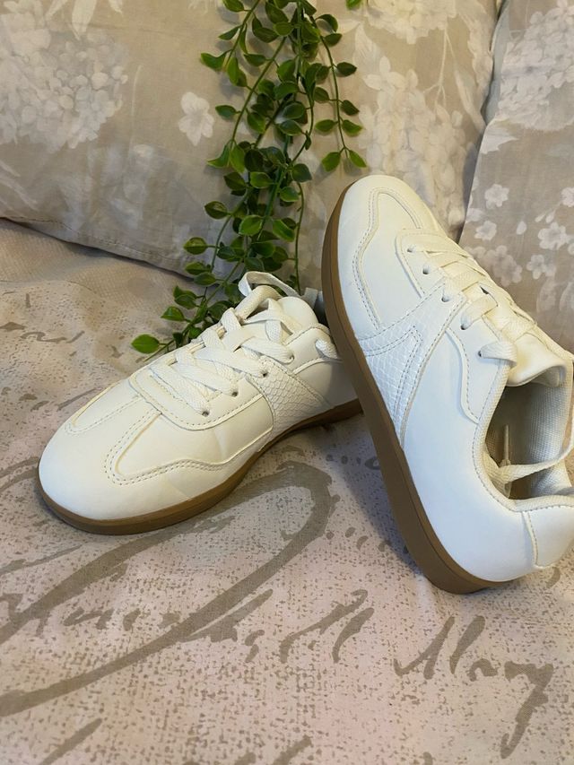 Zapatillas blancas suela marrón