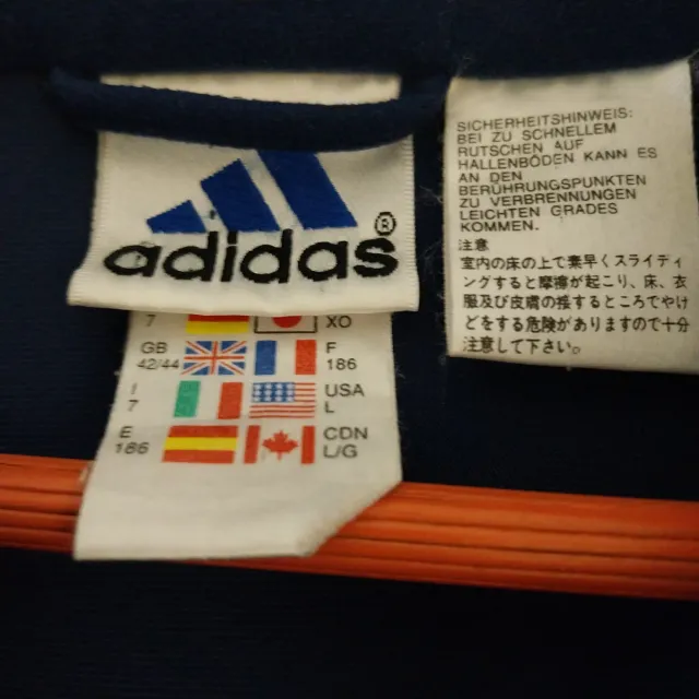 Chaqueta Adidas gris, azul y blanca