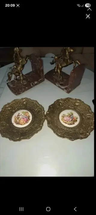 Piatti antichi in bronzo e porcellana