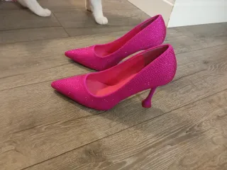 Zapatos de tacón rosa con pedrería talla 38