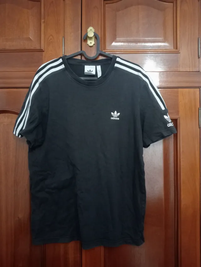 Camiseta Adidas Negra con Rayas Blancas