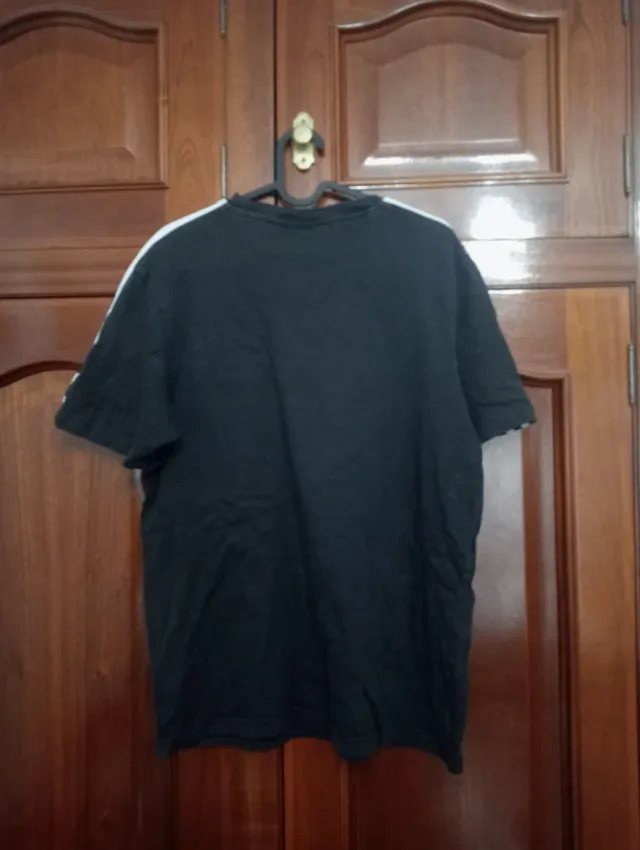 Camiseta Adidas Negra con Rayas Blancas