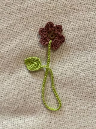 Segnalibro uncinetto fiore e foglia