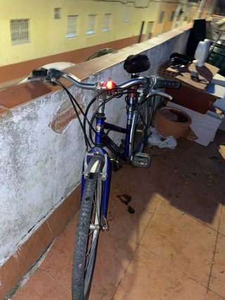 Bicicleta azul de paseo