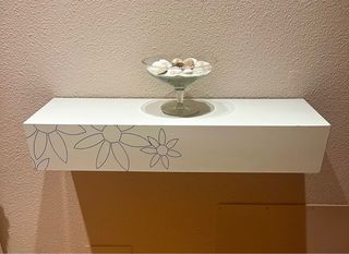 Estantería blanca decorada