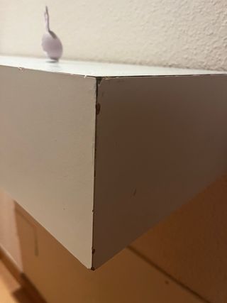 Estantería blanca decorada