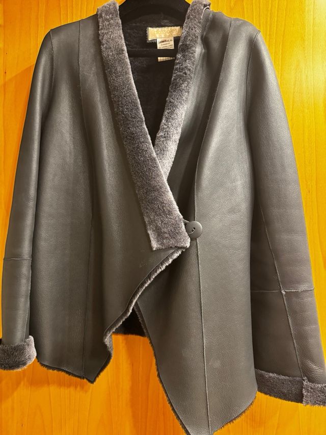 Chaqueta de piel negra con borreguito