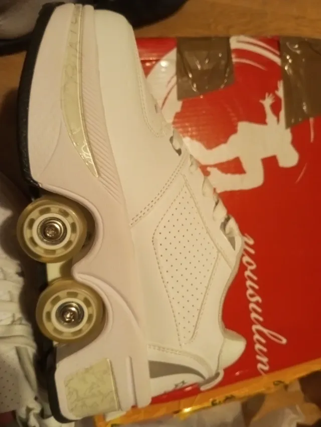 Zapatillas con ruedas blancas