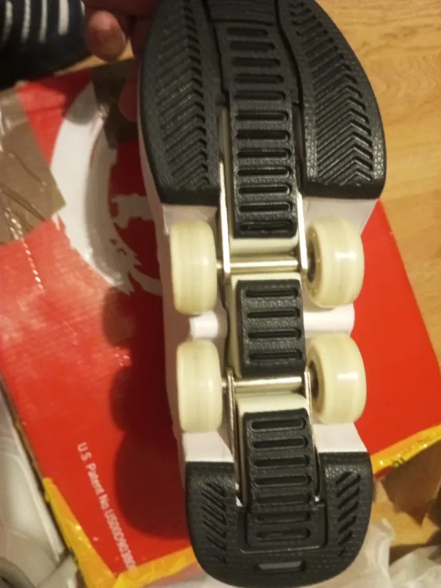 Zapatillas con ruedas blancas