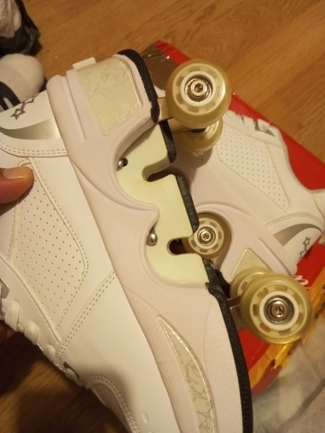Zapatillas con ruedas blancas