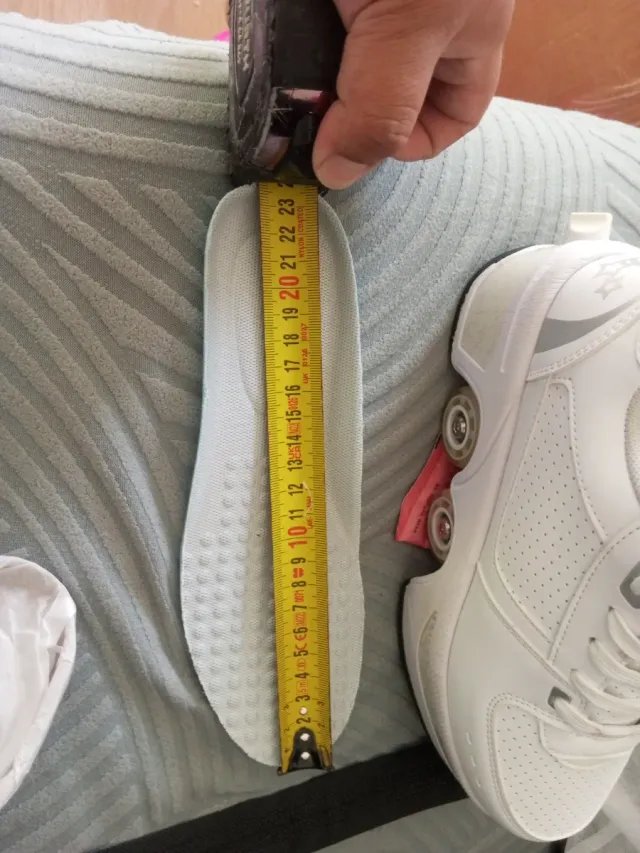 Zapatillas con ruedas blancas