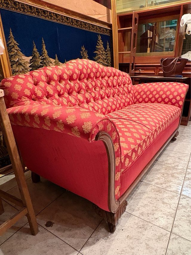 Sofá Tresillo Capitón Rojo y Dorado