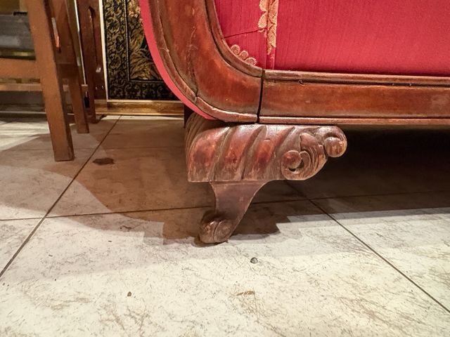 Sofá Tresillo Capitón Rojo y Dorado