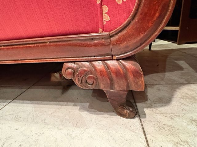 Sofá Tresillo Capitón Rojo y Dorado