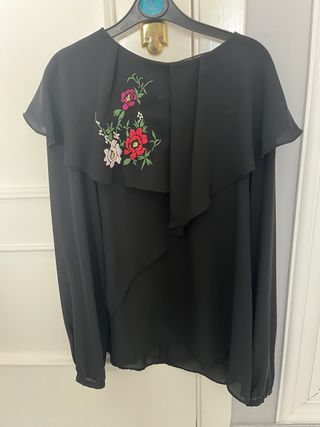 Blusa negra bordada flores