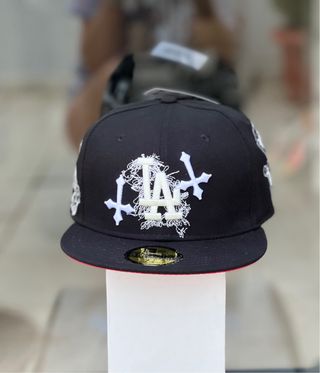 Gorra LA Negra con Detalles Blancos