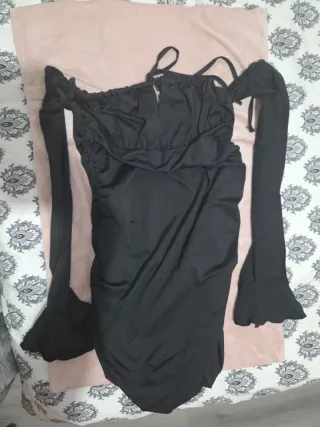 Vestido negro mangas acampanadas