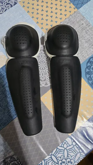 Espinilleras Dainese
