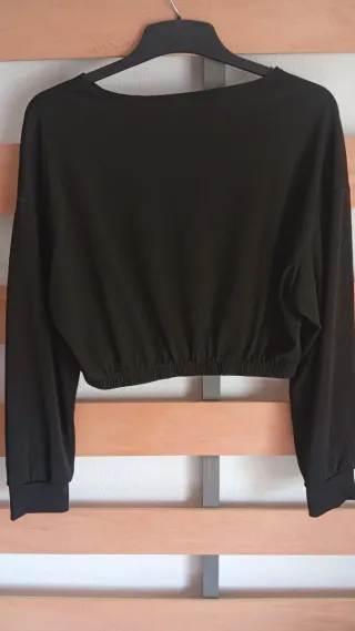 T-shirt preta com coração branco