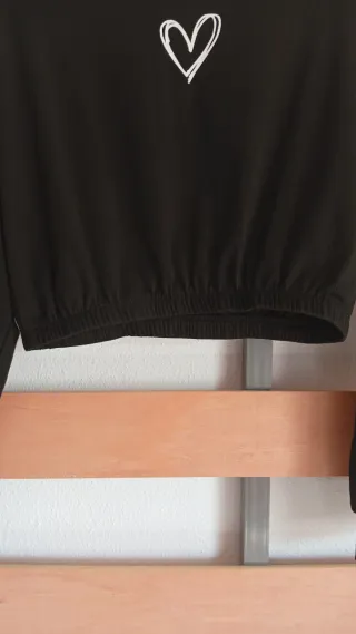 T-shirt preta com coração branco