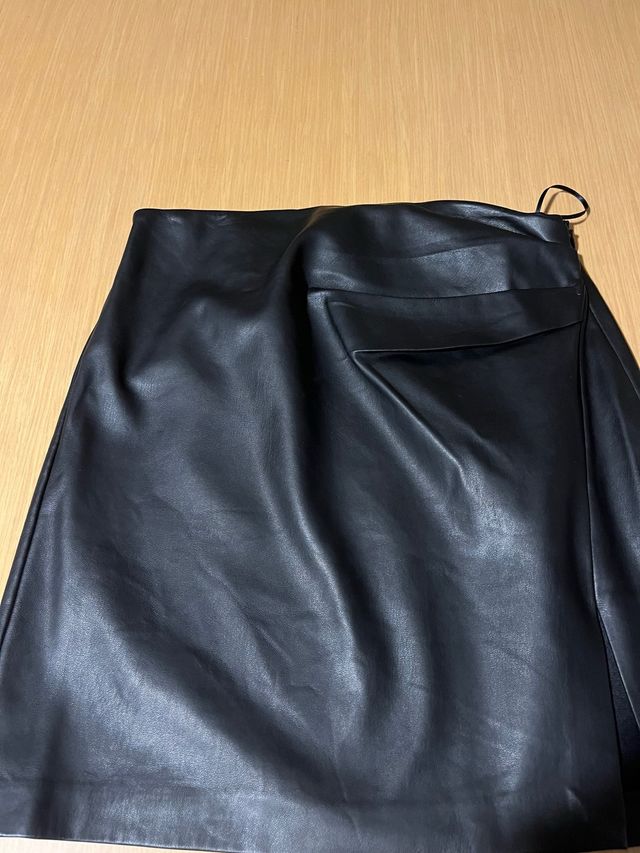 Falda de cuero negra