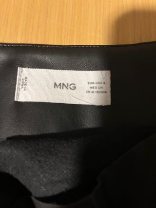 Falda de cuero negra