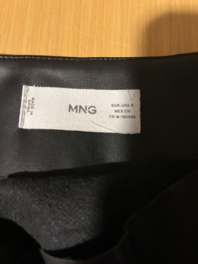 Falda de cuero negra