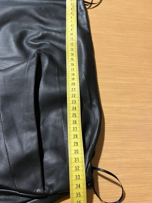 Falda de cuero negra